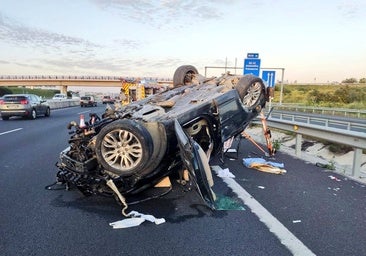 El coche accidentado quedó volcado en la autovía A-49