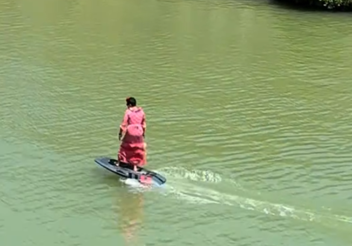 La flamenca viral navegando sobre el Guadalquivir