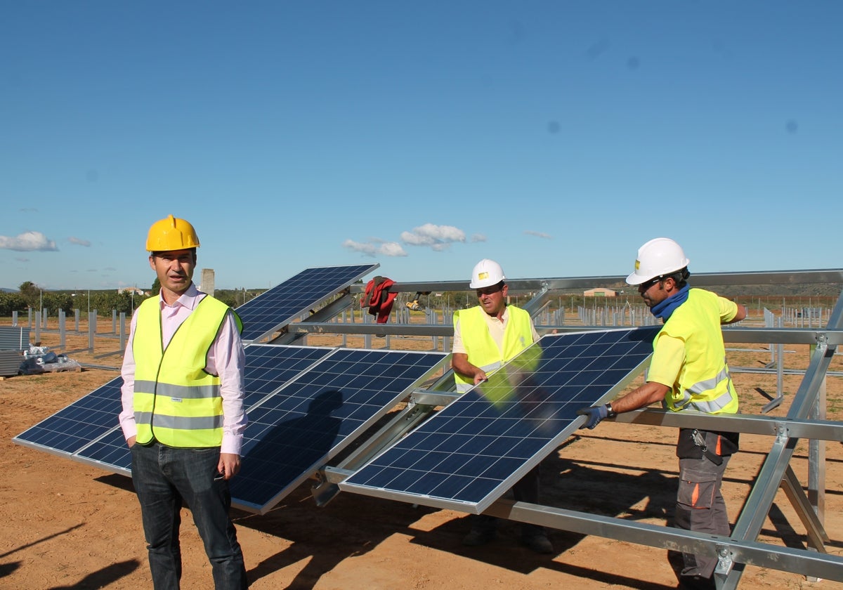 Instalación de paneles fotovoltaicos en una planta solar