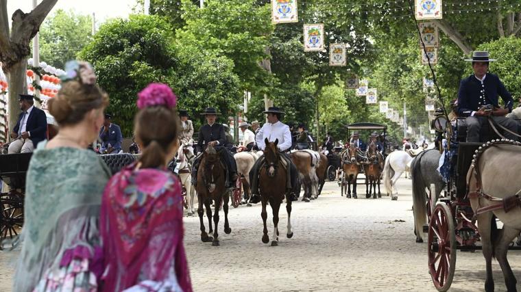 Caballos paseando por el Real en la Feria de Abril 2025