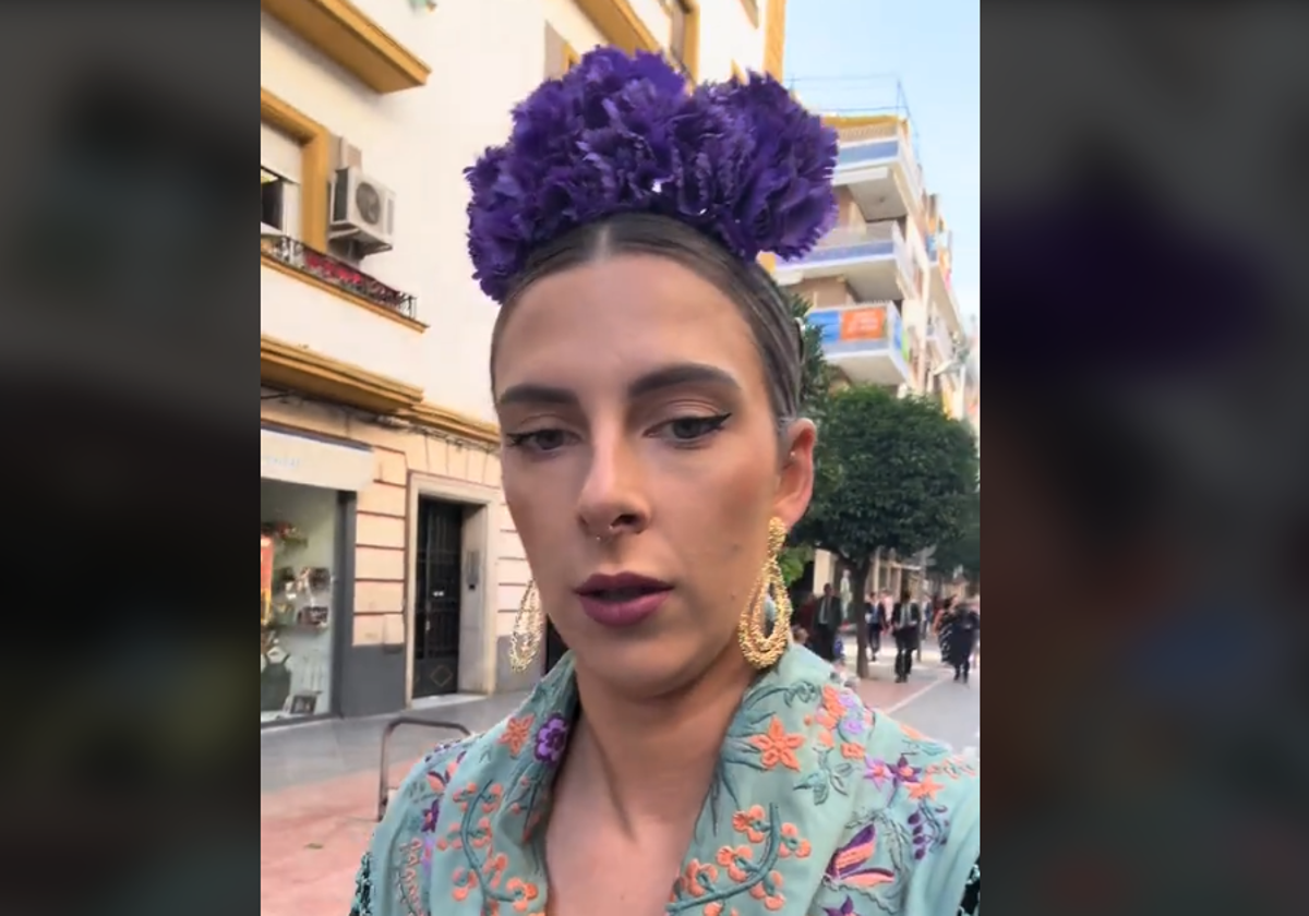 Una joven sevillana de camino a la feria