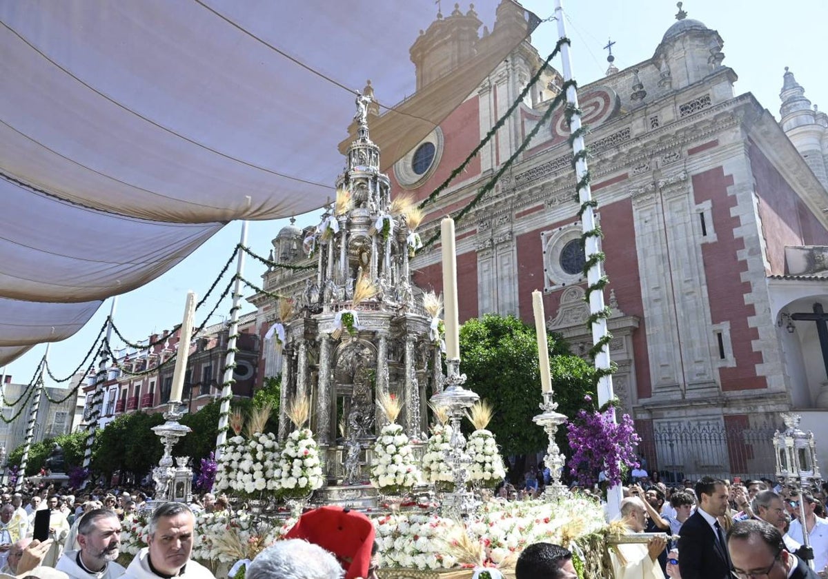 La Sagrada Custodia del Corpus Christi de Sevilla, durante la procesión de 2024, en la Plaza del Salvador