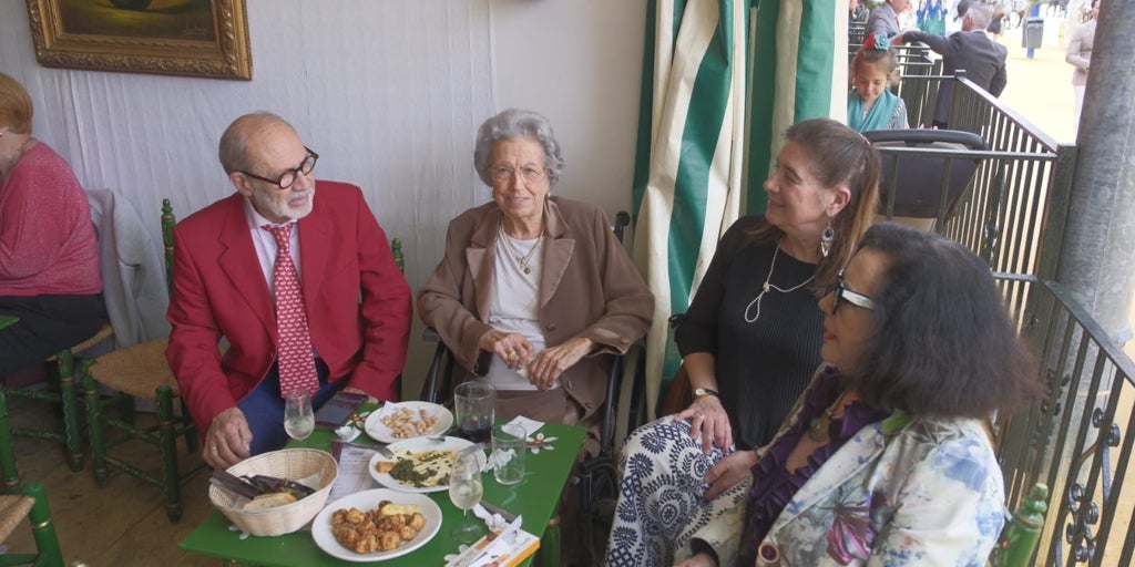 Elena Mendiela, un siglo de Feria:  «Antiguamente las casetas no tenían cocina, se traía la comida en cestas o cajas de zapatos»