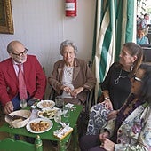 Elena Mendiela, en el centro de la imagen, disfrutando de la Feria de Abril a sus 102 años