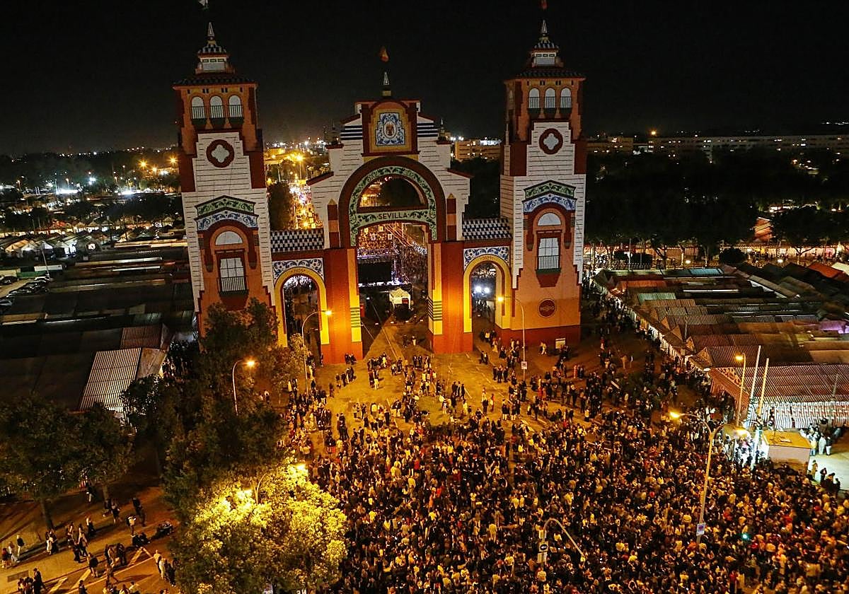 Vista aérea de la Feria de Sevilla durante la noche del alumbrado