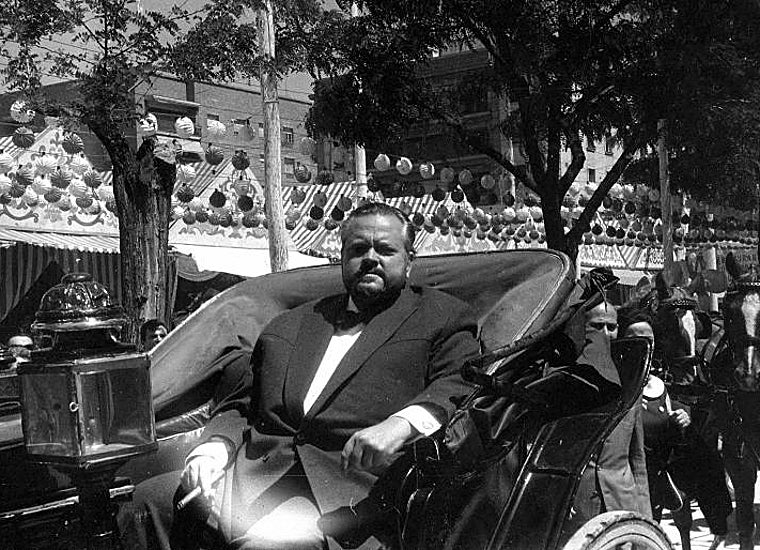 Orson Welles paseando en carruaje por el real en una de las ocasiones en las que estuvo en la Feria de Abril