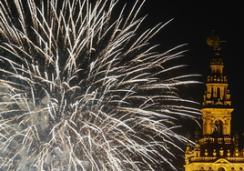 En imágenes, los fuegos artificiales que ponen punto final a la Feria de Sevilla 2025