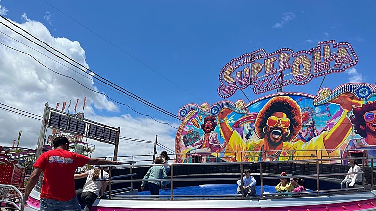 Rafael atiende a clientes de la Super Olla