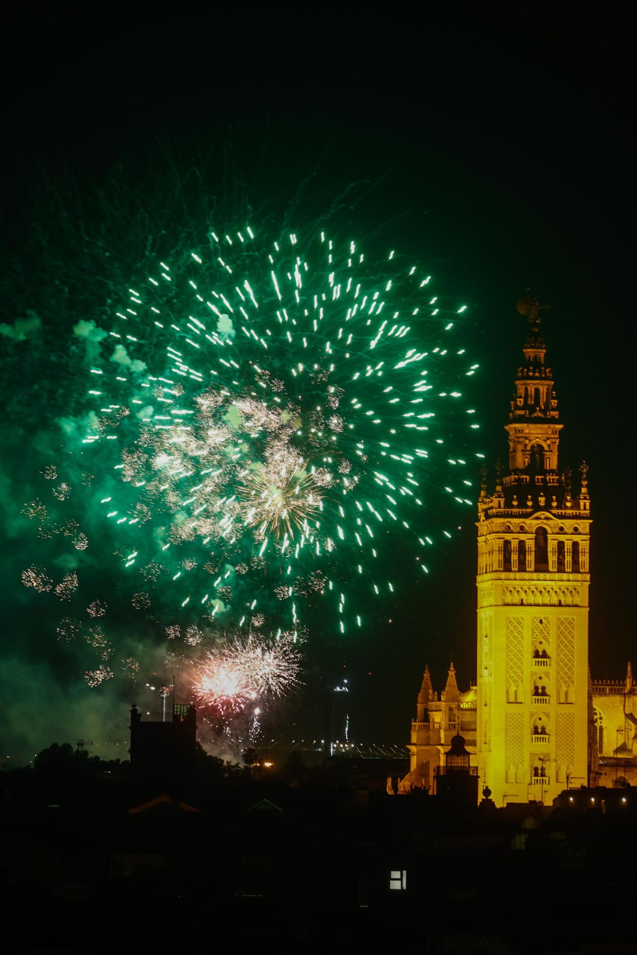 Fuegos artificiales para cerrar la Feria de Sevilla 2025
