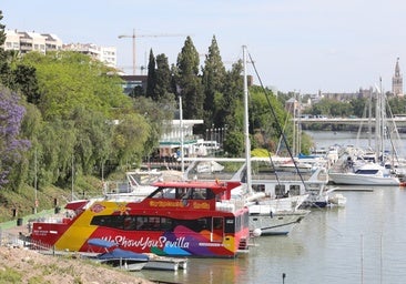 El catamarán de Citysightseeing, atracado en el puerto deportivo del Club Náutico