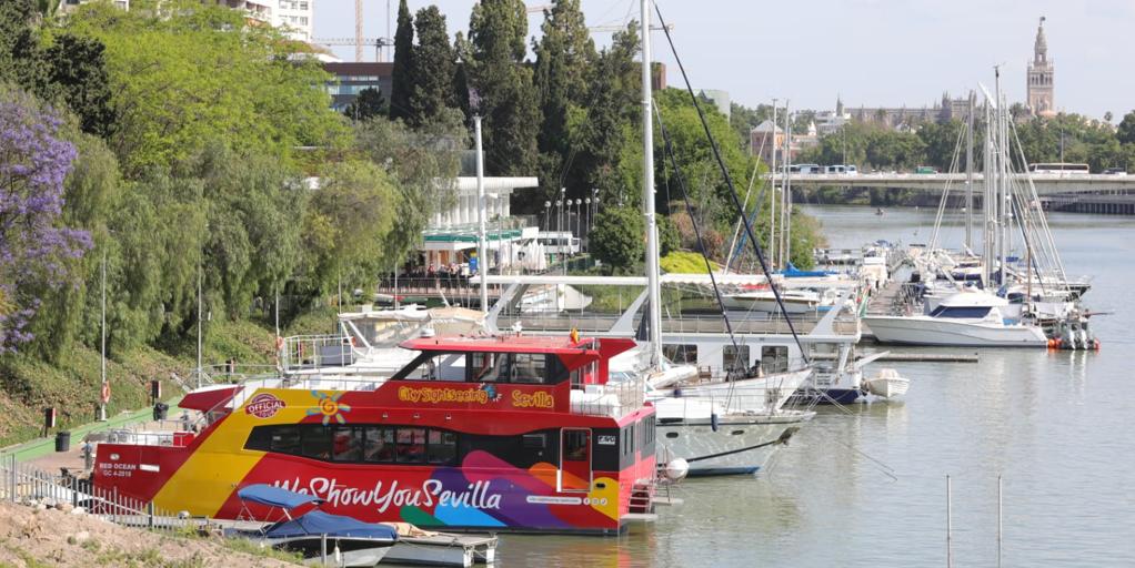 El catamarán de CitySightseeing llega al río Guadalquivir para hacer paseos turísticos