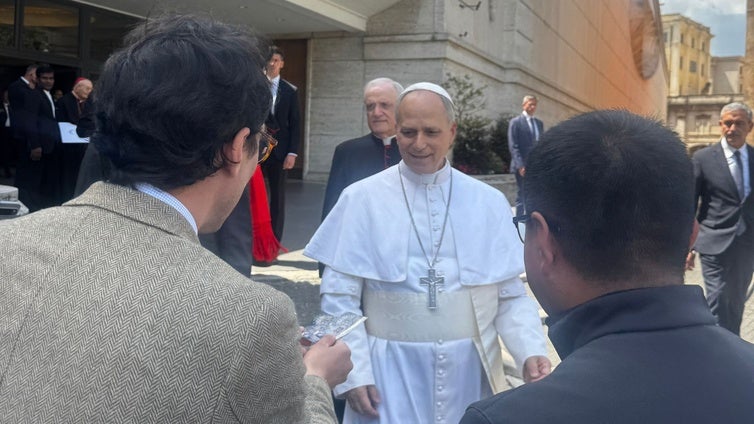 El Papa León XIV ya conoce a la Macarena: así le entregaron una estampa de la Virgen