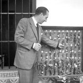 Joaquín Romero Murube con las numerosas llaves del Alcázar