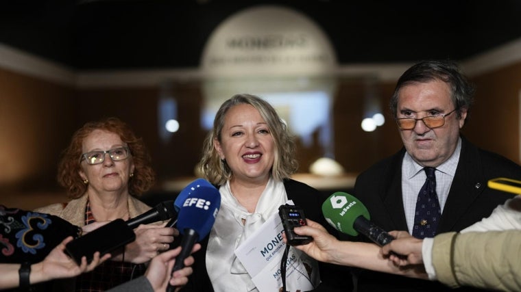 La directora Isabel Izquierdo, en el centro, junto a los comisarios, Pablo Quesada y Concha San Martín, conservadores del Museo Arqueológico de Sevilla, durante la presentación de la exposición «Monedas que brotan de la tierra. El Tesoro de Tomares
