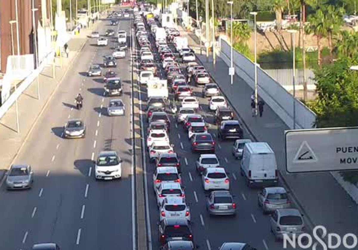 Tráfico en el Puente de las Delicias esta mañana