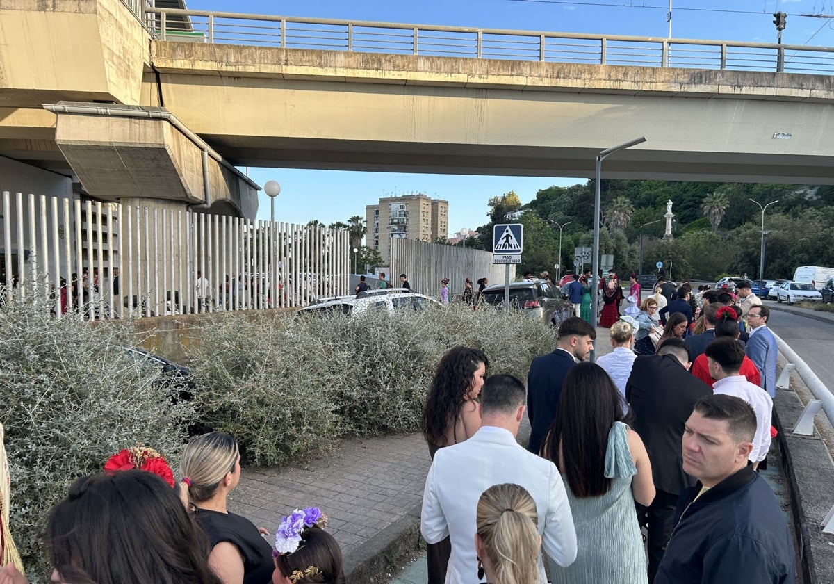 Usuarios del metro guardan cola en la estación de San Juan Bajo antes de dirigirse a la Feria