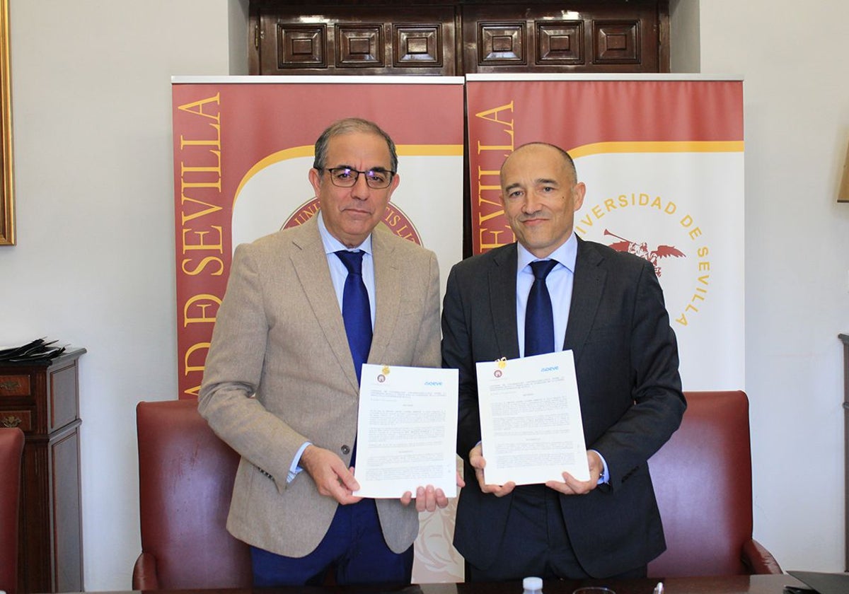 Miguel Ángel Castro, rector de la Universidad de Sevilla, y Antonio Joyanes, vicepresidente de Parques Energéticos de Moeve