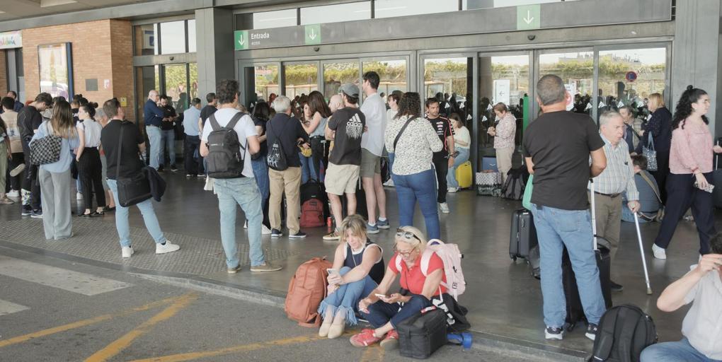 Estación, aeropuerto y carreteras: todo se ha quedado pequeño en Sevilla