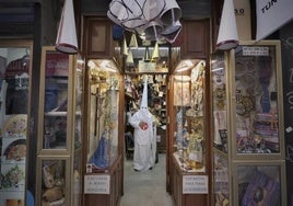 Los negocios tradicionales que sobreviven en Sevilla: capirotes y sombreros