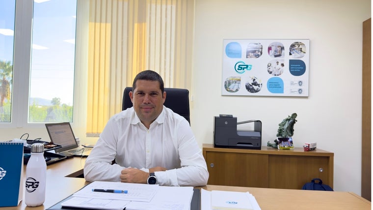 Francisco Bernal es el nieto de la mujer que empezó envasando panes y dulces en bolsas de plástico