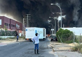Caos de tráfico en la A-92 de Sevilla por el humo del incendio en un almacén de productos químicos de Alcalá de Guadaíra