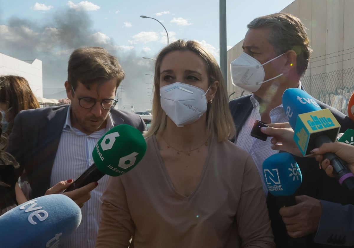 La alcaldesa de Alcalá, Ana Isabel Jiménez, junto a Francisco Toscano y Antonio Sanz