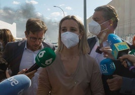 La alcaldesa de Alcalá de Guadaíra sobre la posible causa del incendio: «Un trabajador estaba envasando un disolvente y hubo una chispa»