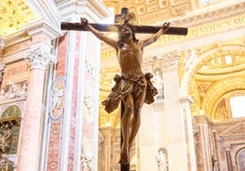 Roma se rinde ante el Cachorro en su primer día expuesto en la basílica de San Pedro