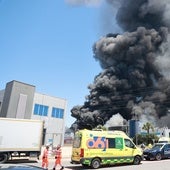 Columna de humo originada en el fuego de la empresa de Alcalá