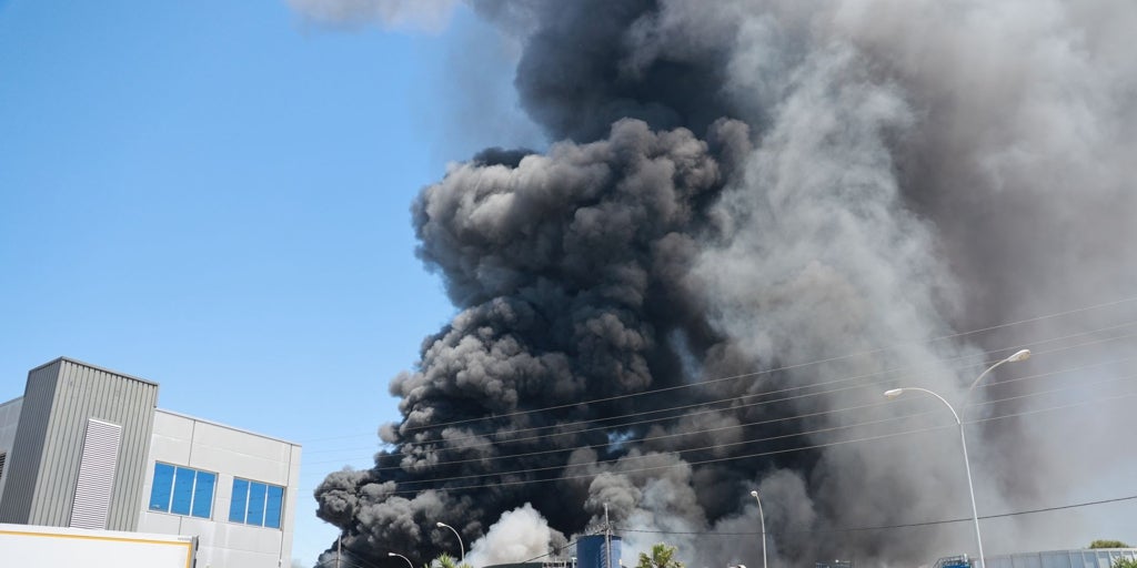 El incendio en la empresa de productos químicos de Alcalá de Guadaíra deja dos trabajadores heridos leves