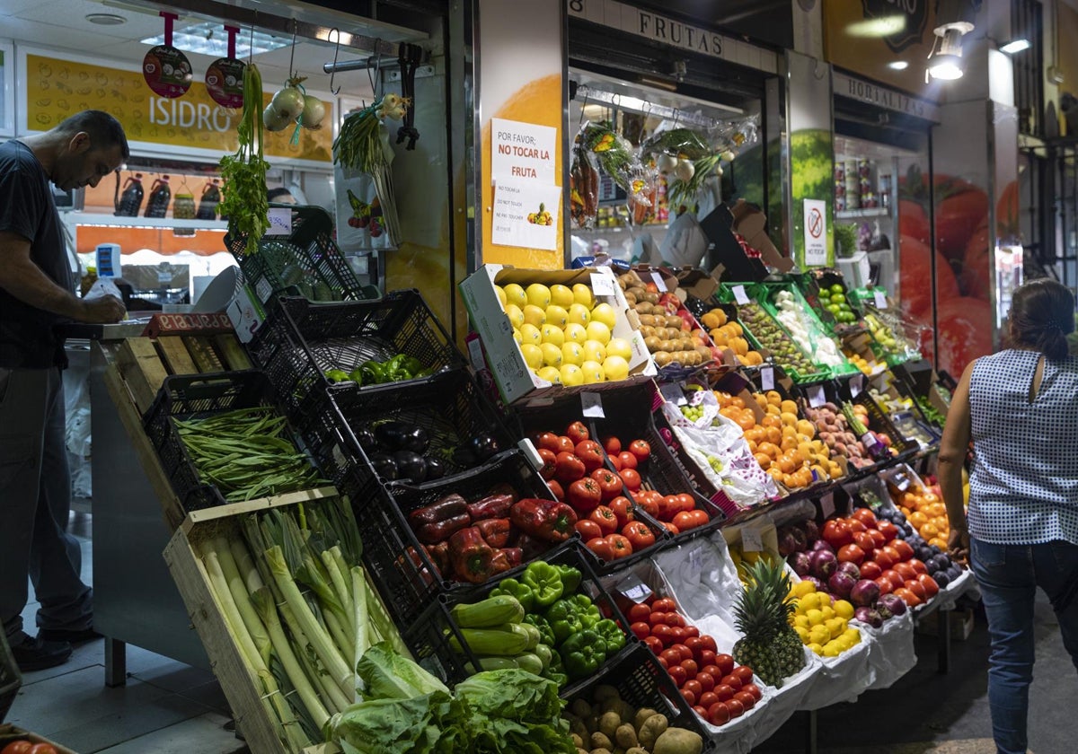 Puesto de frutas y verduras en un mercado de abastos.