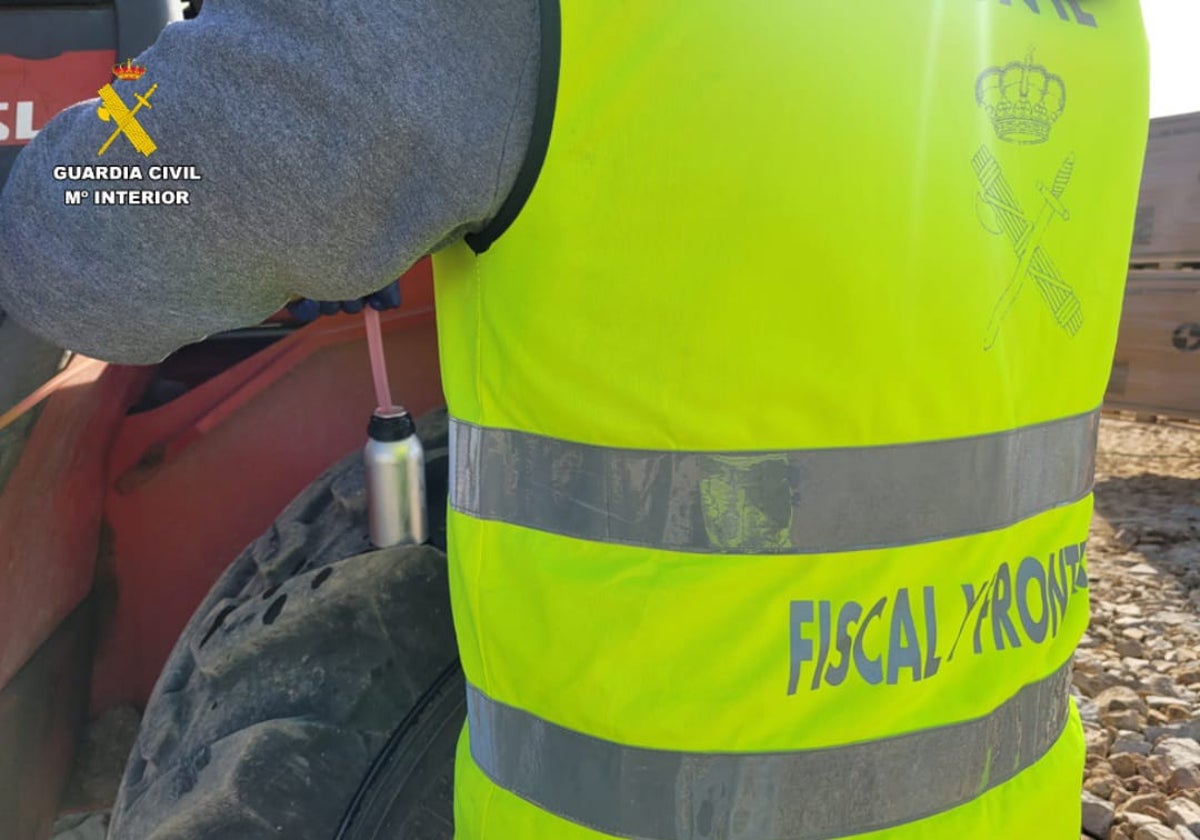 Un agente de la Guardia Civil revisa el combustible de una maquinaria de obra