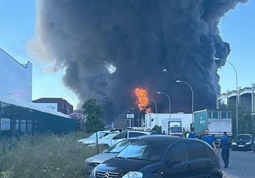 Así ha sido el incendio de la nave de Plainsur en Alcalá de Guadaíra