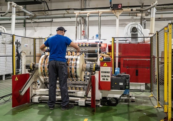 Un trabajador maneja una de las máquinas de la fábrica de SP Group en Villarrubia (Córdoba)