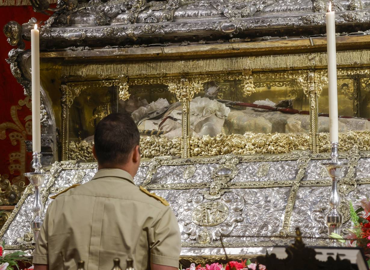 Un momento de la apertura de la urna del Rey Santo en la Catedral de Sevilla este 14 de mayo