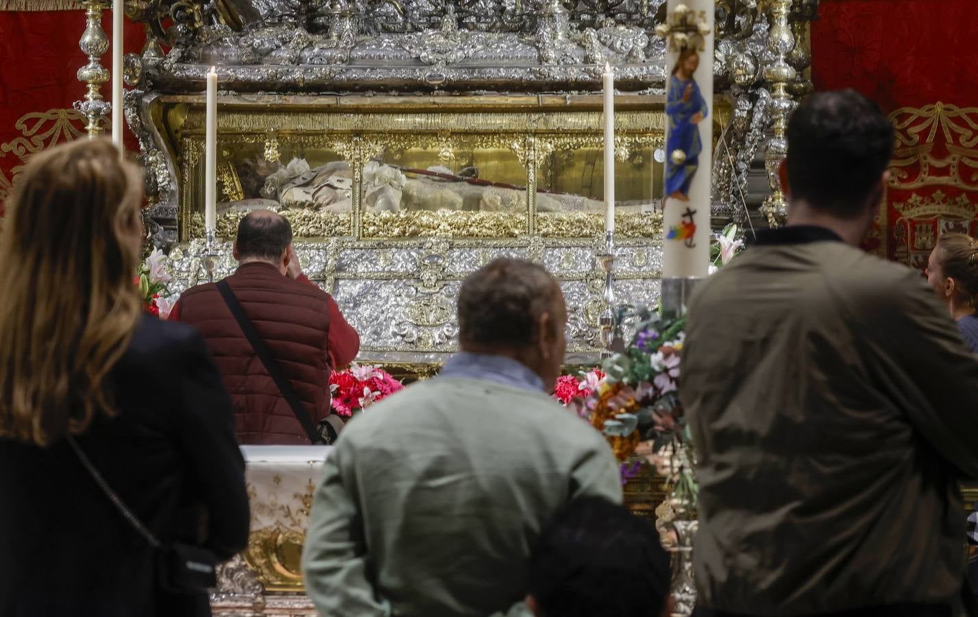 Un momento de la apertura de la urna del Rey Santo en la Catedral de Sevilla este 14 de mayo