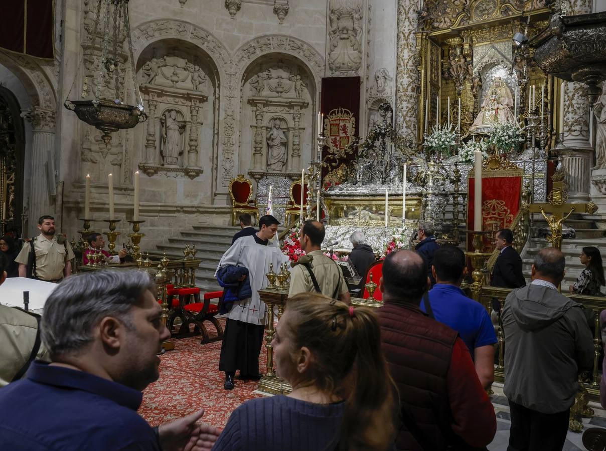 Un momento de la apertura de la urna del Rey Santo en la Catedral de Sevilla este 14 de mayo