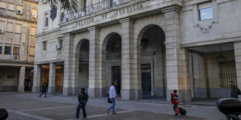 Agrede sexualmente a la novia de su hijo de 19 años con la que convivía