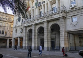 Agrede sexualmente a la novia de su hijo de 19 años con la que convivía