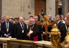 Centenares de peregrinos del Cachorro cruzan la Puerta Santa del Vaticano