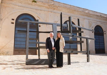 Juan Suárez y Angie Moreno delante de la obra del primero en el patio de Carlos III en Artillería