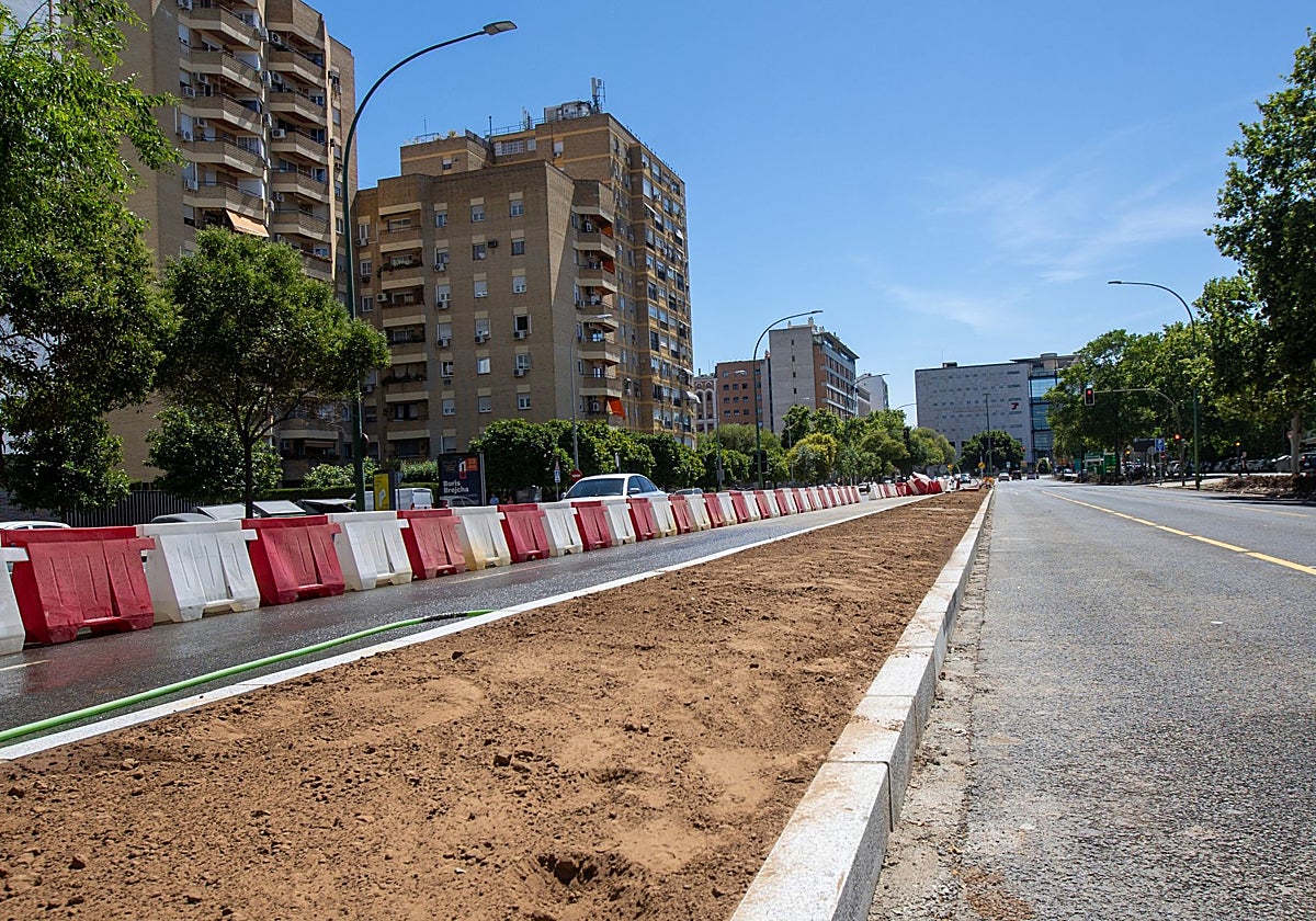 Obras de construcción del tranvibús de Sevilla Este en la avenida de Kansas City