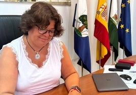 La alcaldesa de Huévar, María Eugenia Moreno, en su despacho