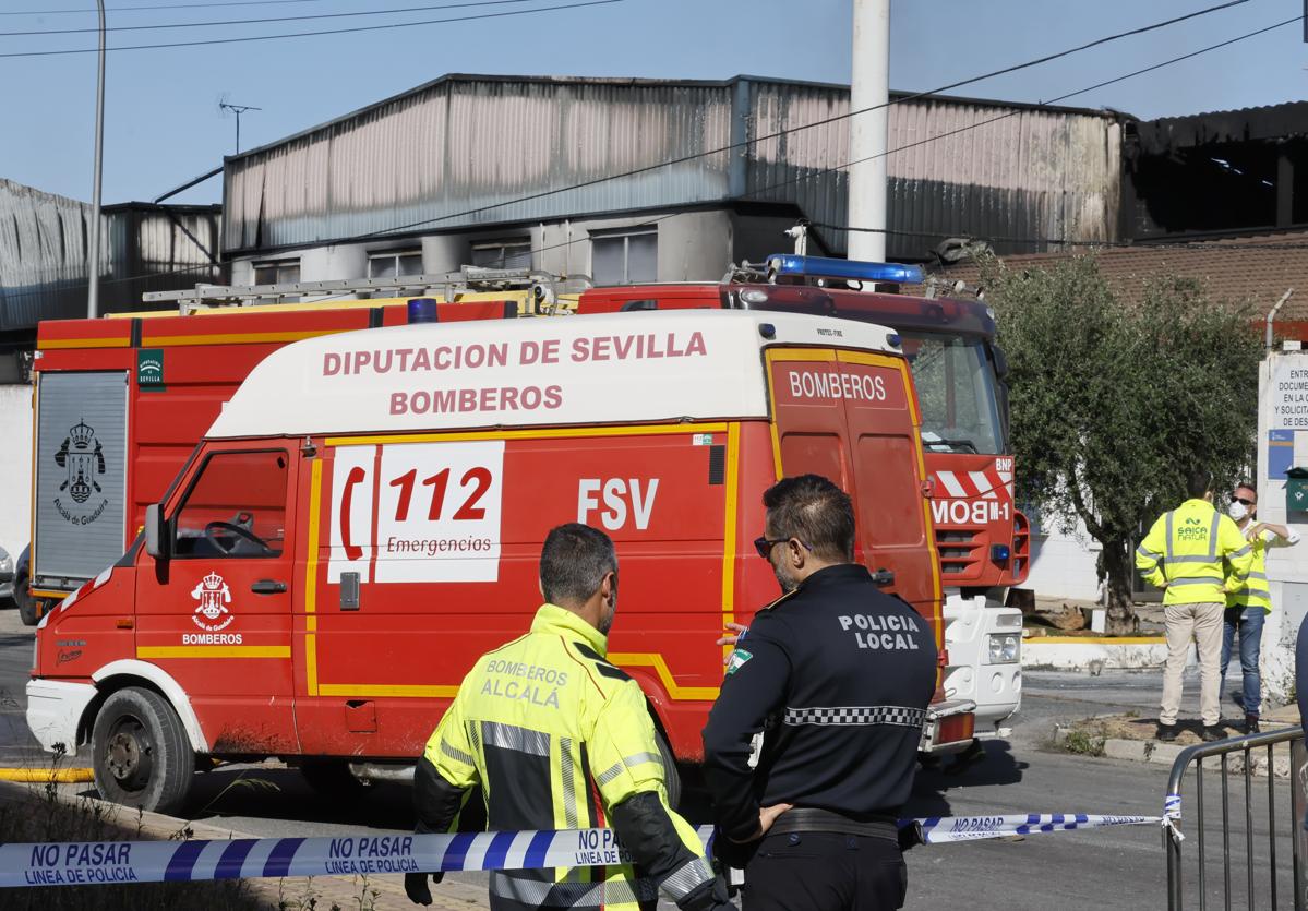 Servicios de emergencias en la nave incendiada este miércoles en Alcalá de Guadaíra
