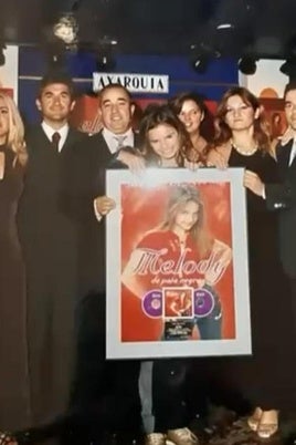 Melody con parte de su familia recogiendo el disco de platino en Madrid