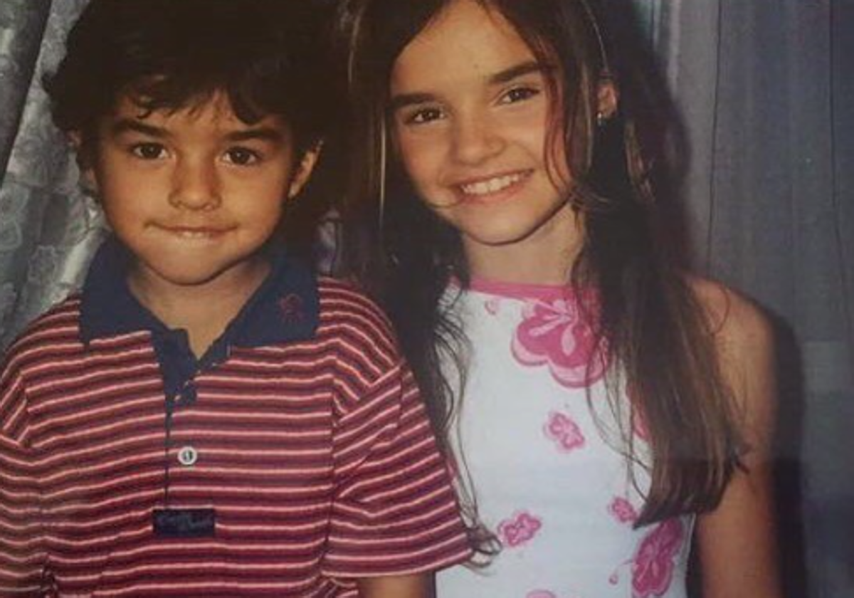 Melody y su hermano Eleazar de pequeños