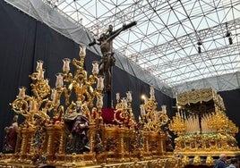 El Cachorro y la Virgen de la Esperanza amanecen en sus pasos para salir en procesión por Roma