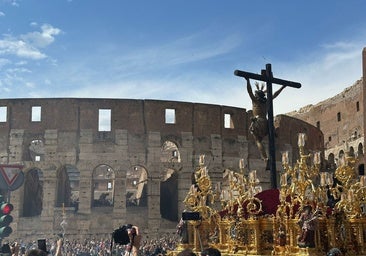 El Cristo de la Expiración a su paso frente al Coliseo