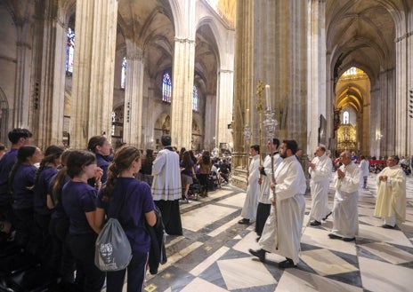 Imagen secundaria 1 - El jubileo de los escolares en la Catedral de Sevilla