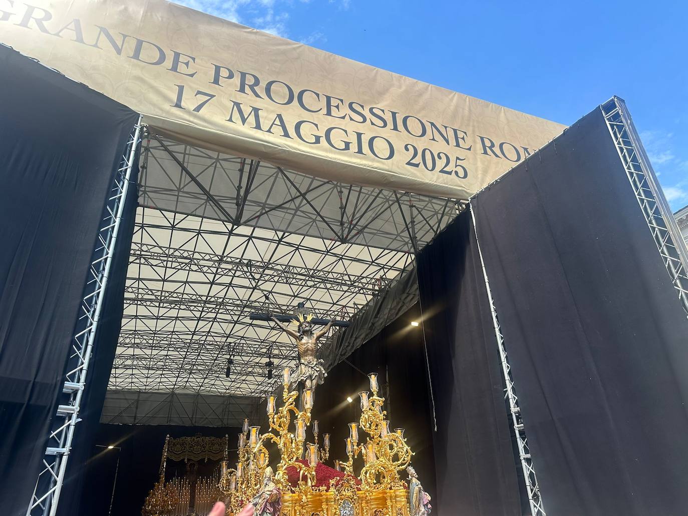 Salida del Santísimo Cristo de la Expiración instantes antes del inicio de la procesión por las calles de Roma